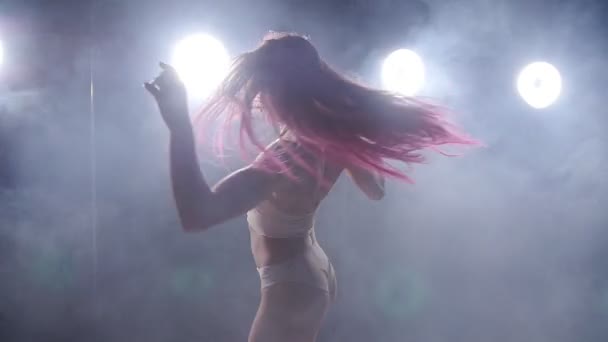 ダンスやナイトライフのコンセプトです 赤髪の踊りは煙の中の女性 — ストック動画