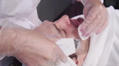 Ultrasonik yüz yüzey. Şevval Özçelik Güzellik bir genç adamın yüzünü temizler