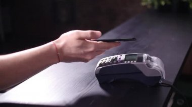 Alıcı ile bir akıllı telefon satın öder. NFC teknolojisini kullanarak