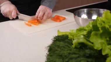 Pişirme kavramı. Sebze mutfak delikanlı keser