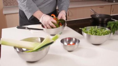 Pişirme kavramı. Sebze mutfak delikanlı keser