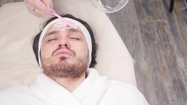 Kozmetik ve spa hizmetleri kavramı. Kil maskesi güzellik Spa ile beyaz delikanlı