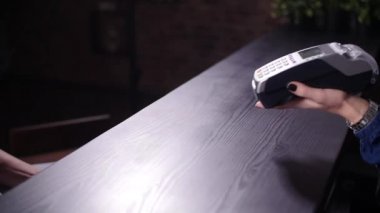 Nfc ve temassız ödemeleri kavramı. Müşteri Smartphone ile ödeme