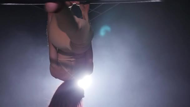 Conceito de dança e ginástica. Jovem mulher dança performer no aro aéreo — Vídeo de Stock