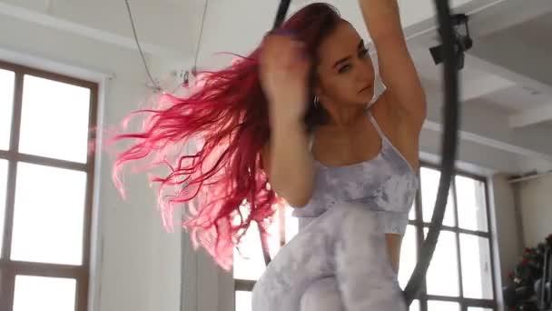 Konzept von Tanz und Turnen. junge schöne Frau auf Antenne Reifen auf weißem Hintergrund — Stockvideo