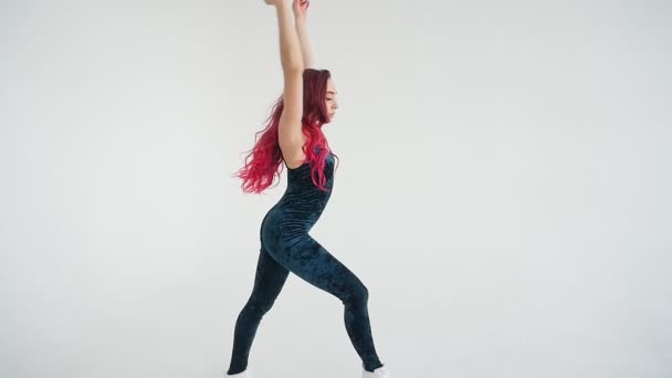 Έννοια του χορού και γυμναστικής. Νεαρή όμορφη γυναίκα στην εναέρια τελάρο σε λευκό φόντο — Αρχείο Βίντεο