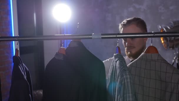 Elegáns fiatalember úgy dönt, klasszikus ruha áruház — Stock videók
