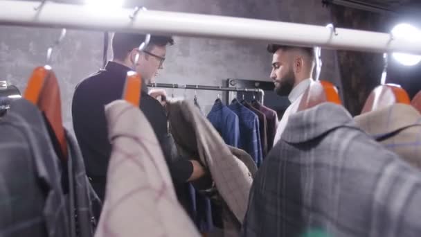 Vendeur Aide Jeune Homme Choisir Costume Dans Magasin — Video