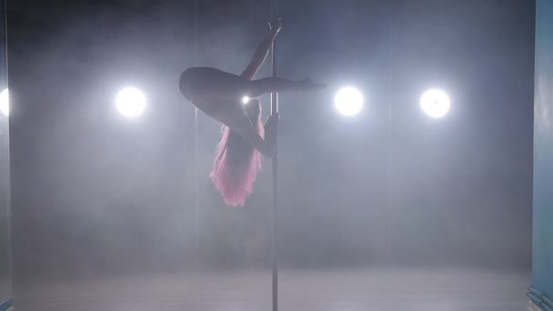 Ung Smal Kvinna Pole Dance Mörka Interiören Med Bakgrundsbelysning Och — Stockvideo