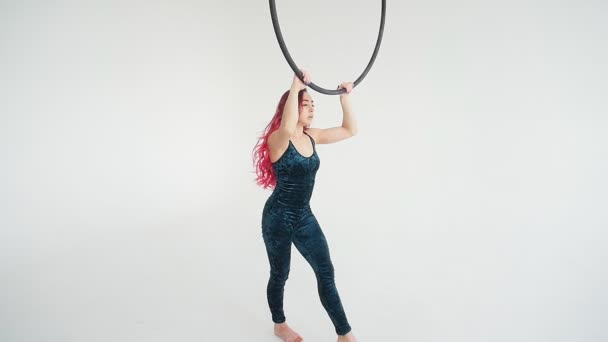 Nő az acrobat a hula hoop-a fehér háttérben — Stock videók