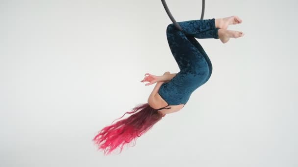 Akrobatin auf dem Hula-Hoop-Reifen vor weißem Hintergrund — Stockvideo