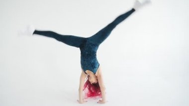 Kadın acrobat hula hoop beyaz arka plan üzerinde