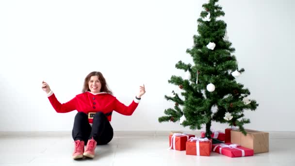 X-mas, invierno, concepto de felicidad - mujer sonriente con árbol de Navidad y cajas de regalo en animación stop motion — Vídeos de Stock
