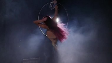 Dans ve akrobasi kavramı. Renk aydınlatmalı hava hoop genç güzel kadın