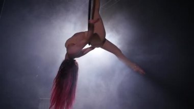 Dans ve akrobasi kavramı. Renk aydınlatmalı hava hoop genç güzel kadın