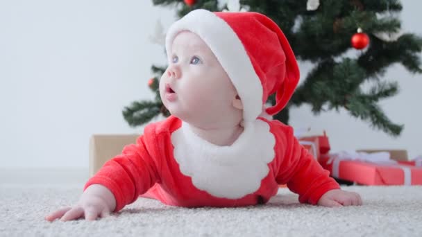 Carino bambino in costume di Babbo Natale, alla ricerca di un regalo — Video Stock