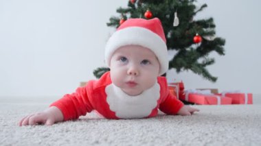 Bir hediye arıyorsunuz Santa Claus kılık şirin bebek
