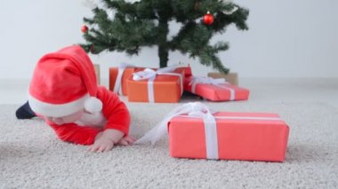 Bir hediye arıyorsunuz Santa Claus kılık şirin bebek