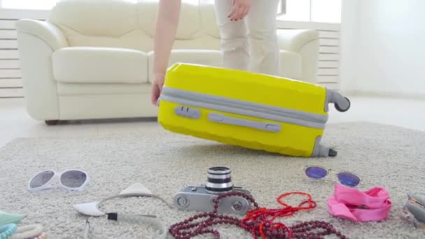 Poggyász-és utazási koncepció. Fiatal nő teszi a dolgokat egy bőröndon a nyaralás utazás. — Stock videók