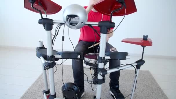 Hobby en muziekconcept. Jonge man met plezier spelen Electronic Drum Kit thuis — Stockvideo