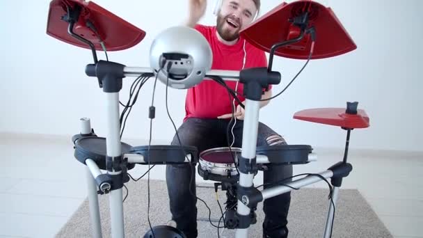 Hobby e conceito de música. Jovem se divertindo jogando bateria eletrônica em casa — Vídeo de Stock