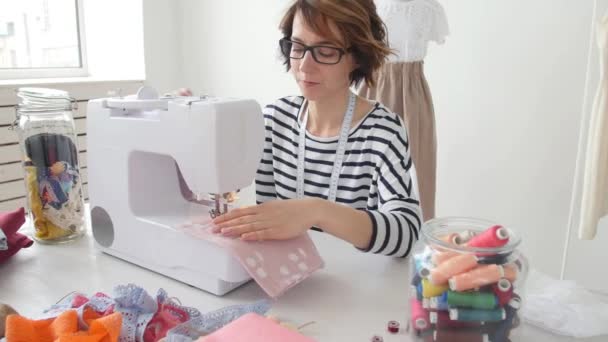 Kleinunternehmen und Hobby-Konzept. Modedesignerin arbeitet im hellen Atelier an ihren Entwürfen — Stockvideo
