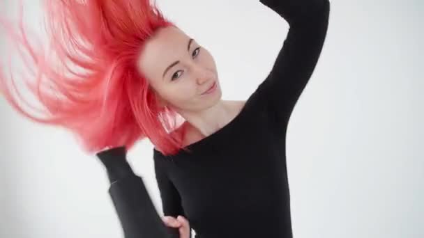 Concepto de coloración y cuidado del cabello. Mujer joven seca el pelo rojo sobre un fondo blanco — Vídeos de Stock