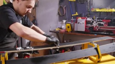 Kayak bakım ve onarım konsepti. Ağda yapan atölye çalışanı kayak ve snowboard tamiri yapıyor