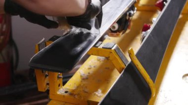 Kayak bakım ve onarım konsepti. Ağda yapan atölye çalışanı kayak ve snowboard tamiri yapıyor