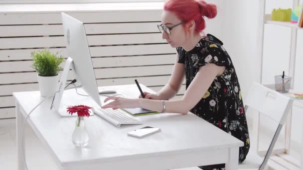 프리랜서 또는 사무 의 개념. 젊은 여성 사진 작가, 수정기 또는 컬러 머리를 가진 그래픽 디자이너는 컴퓨터에서 작동하고 vape을 연기 — 비디오