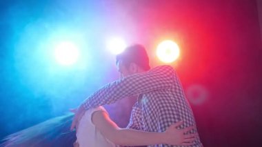 Dans ve ilişkiler kavramı. Genç güzel çift dans renk ışık şehvetli dans