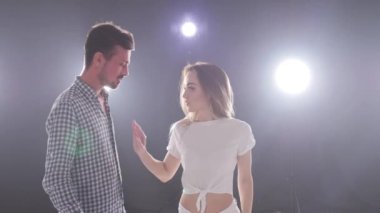 Sosyal dans ve ilişkiler kavramı. güzel genç çift dans şehvetli bachata