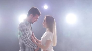 Sosyal dans ve ilişkiler kavramı. güzel genç çift dans şehvetli bachata