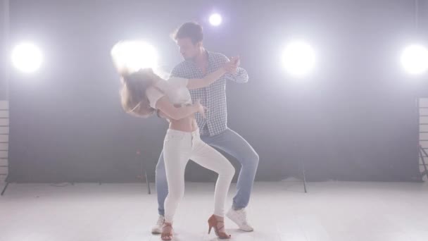 社交舞蹈和关系的概念。美丽的年轻夫妇跳舞感性巴哈塔 — 图库视频影像