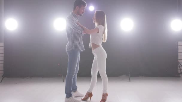 Concepto de danza social y relaciones. hermosa joven pareja bailando sensual bachata — Vídeo de stock