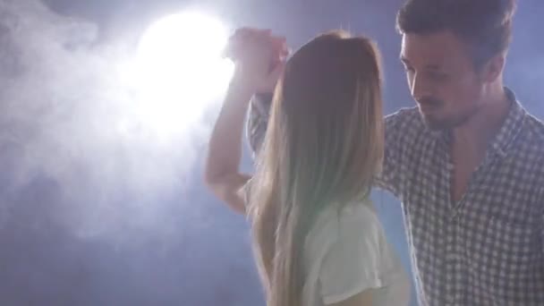 Begreppet social dans och relationer. vackra unga paret dansar sensuell Bachata — Stockvideo