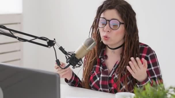 Concept de streaming et de diffusion. Jeune fille gaie dans le studio parle dans un microphone — Video