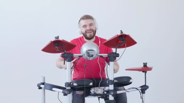 Conceito de hobby e música. Jovem tocando bateria em casa ou em um estúdio de gravação . — Vídeo de Stock