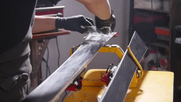 Afinación de esquí o snowboard y concepto Reapair. Trabajador de taller de invierno haciendo reparación y servicio de base — Vídeos de Stock