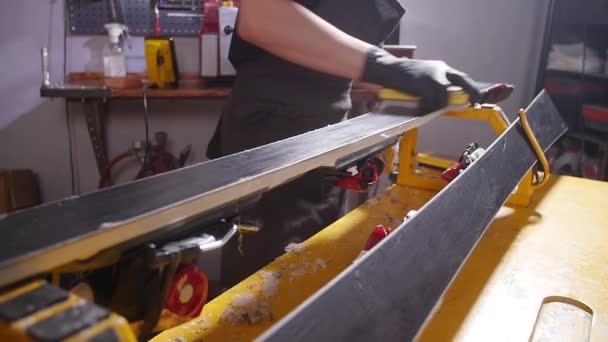 Ski- oder Snowboard-Tuning und Reapair-Konzept. Winterdienstmitarbeiter bei Reparatur und Service — Stockvideo