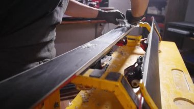 Kayak veya snowboard atoksve reapair kavramı. Temel onarım ve servis yapan kış dükkanı işçisi