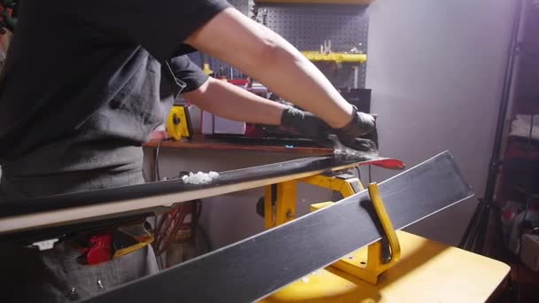 Ski ou snowboard tuning et concept de reapair. Ouvrier d'atelier d'hiver faisant réparation et service de base — Video