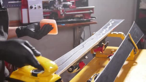 Ski ou snowboard tuning e conceito de reapair. Trabalhador da loja de inverno fazendo reparo de base e serviço — Vídeo de Stock