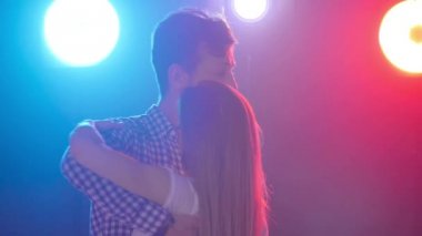 Sosyal dans ve ilişkiler kavramı. Genç güzel çift dans şehvetli dans bachata.