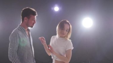 Sosyal dans ve ilişkiler kavramı. Genç güzel çift dans şehvetli dans bachata.