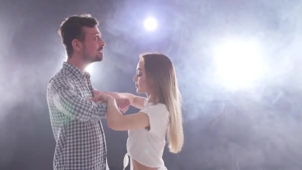 Fogalmát a társadalmi tánc és a kapcsolatok. Fiatal szép pár táncoló érzéki tánc bachata. — Stock videók