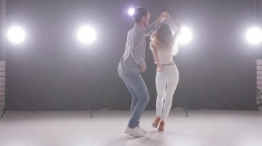 Sosyal dans ve ilişkiler kavramı. Genç güzel çift dans şehvetli dans bachata.