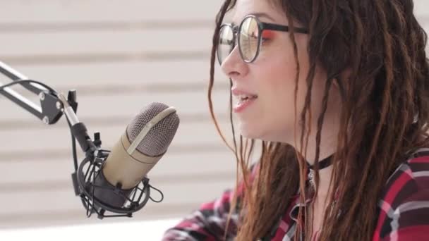 Підкастинг і радіо концепція. Радіоведуча молода жінка в студії перед мікрофоном — стокове відео