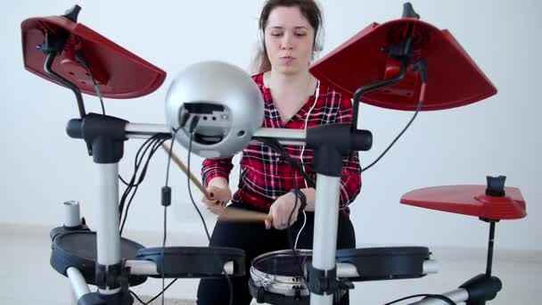 Koncepcja hobby i muzyki. Młoda kobieta perkusista praktykujący elektroniczny bęben zestaw w domu — Wideo stockowe
