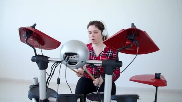 Concepto de hobby y música. Joven baterista practicando batería electrónica en casa — Vídeo de stock